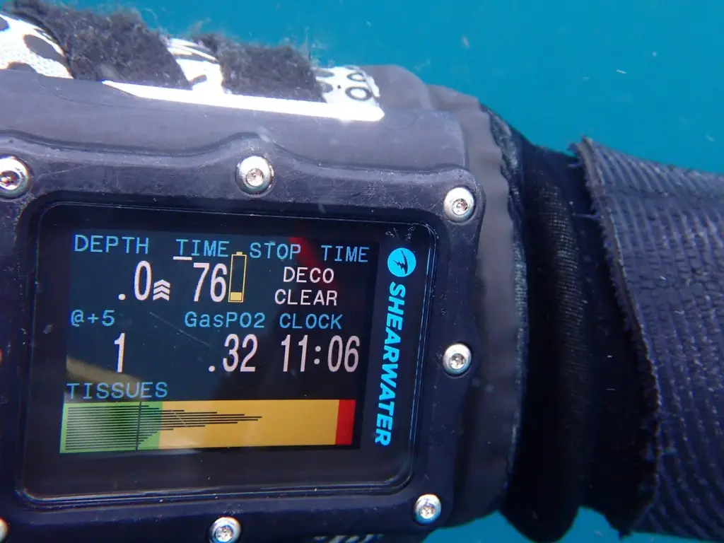 Dive computer display showing a cleared decompression obligation and tissue loading bars after a dive