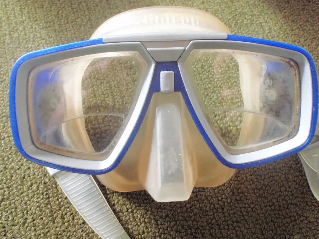 Low-volume diving half mask fitted with bifocal corrective lenses